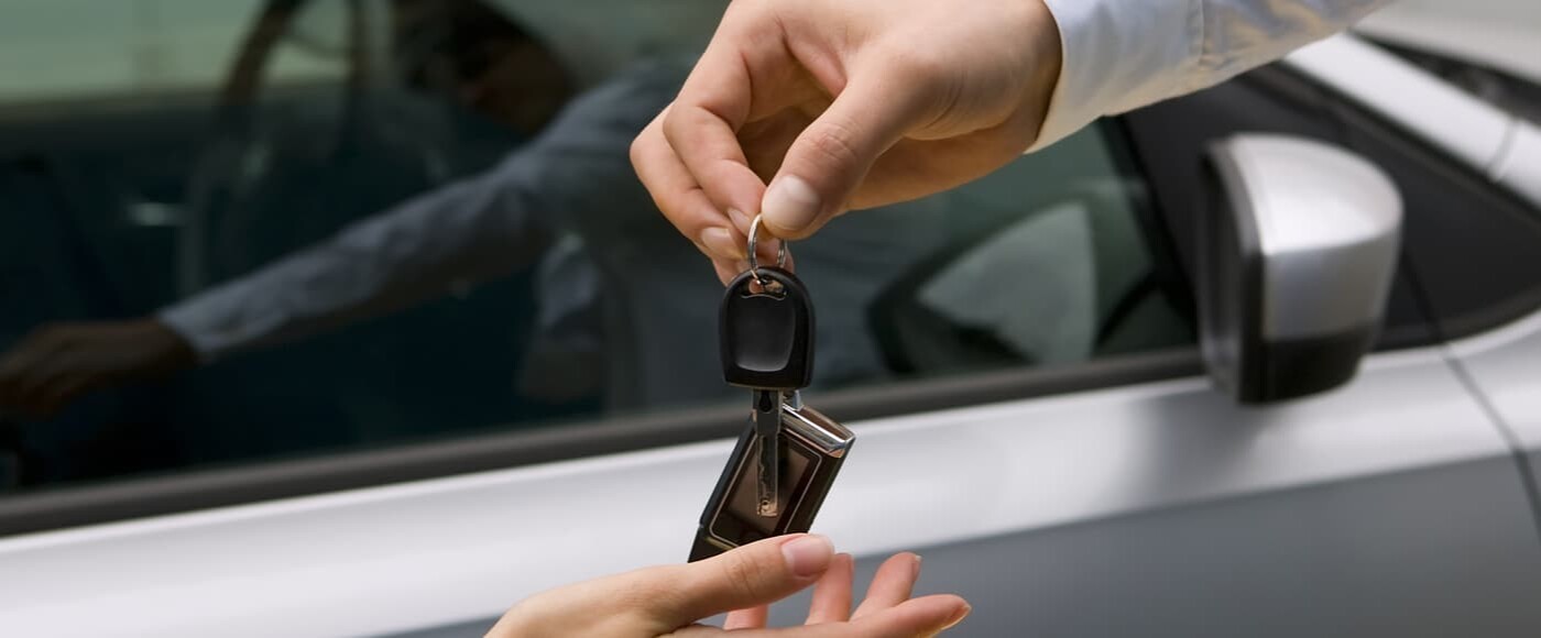 jDVinmrVpbWGJYnnY9PfbFrVADwcs7deLLScnvqr Man handing over keys to new buyer