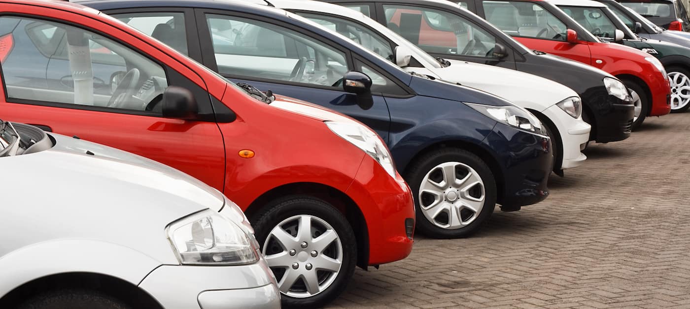 used-car-sales-lot_23668151 A row of cars in lot - best cars for city Commutes