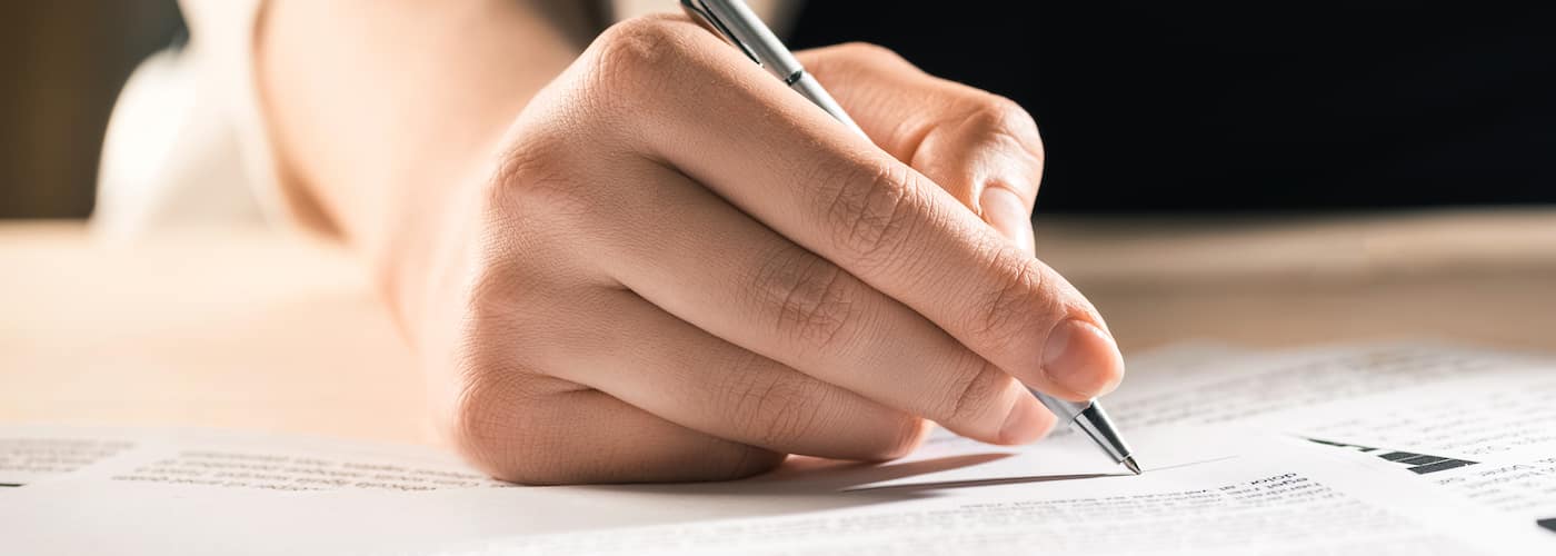 woman-signing-contract_147830249